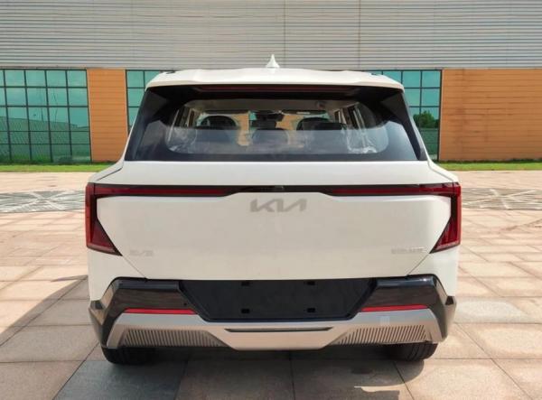Электрический компактный кроссовер KIA EV5 2024 года представлен в серийной форме