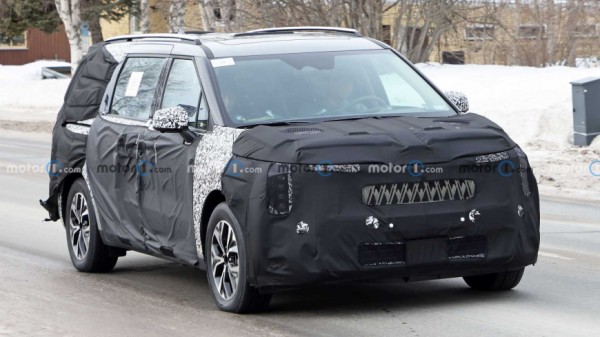 На парковке был запечатлен прототип обновленного минивэна Kia Carnival На парковке был запечатлен прототип обновленного минивэна Kia Carnival