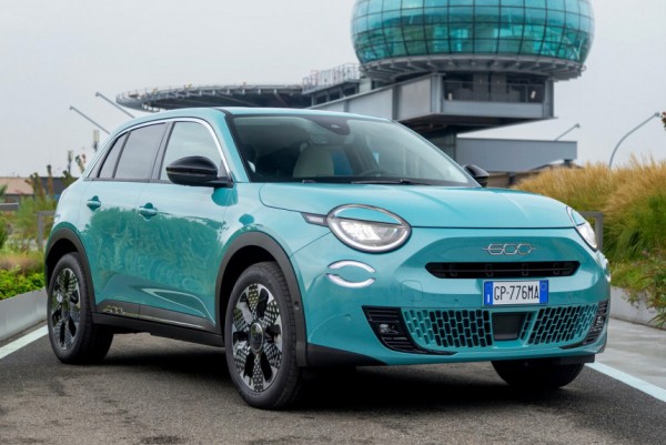 У кроссовера Fiat 600 появилась версия с ДВС