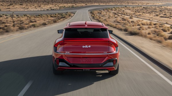 В России стартовали продажи электрического кроссовера Kia EV6 в роли лучшего авто на планете