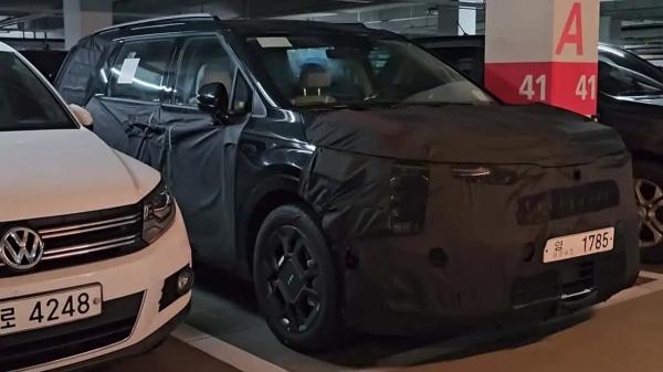 На парковке был запечатлен прототип обновленного минивэна Kia Carnival На парковке был запечатлен прототип обновленного минивэна Kia Carnival