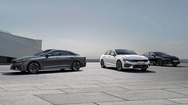 Седан Kia K5 2025 модельного года получит новые фары и изогнутые экраны