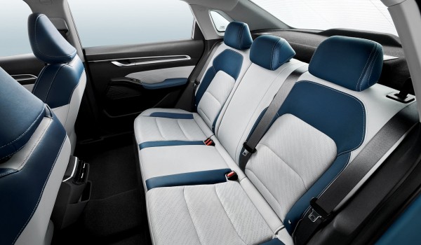 На российский рынок выходит седан Geely Emgrand На российский рынок выходит седан Geely Emgrand
