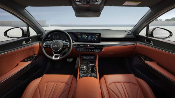 Седан Kia K5 2025 модельного года получит новые фары и изогнутые экраны