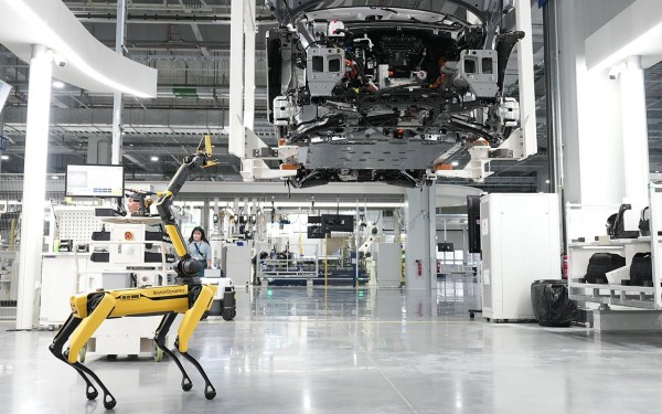 Hyundai показал на видео свой инновационный завод с роботами