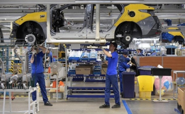 Производство автомобилей Solaris запущено на бывшем заводе Hyundai в Санкт-Петербурге Производство автомобилей Solaris запущено на бывшем заводе Hyundai в Санкт-Петербурге