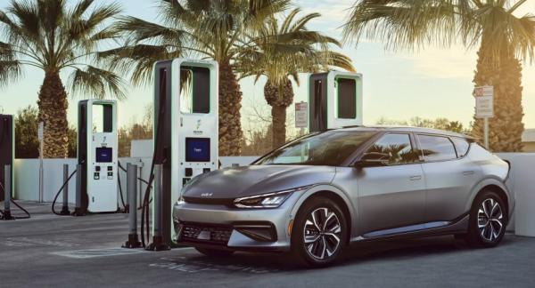 Kia пытается привлечь владельцев Tesla скидками