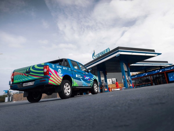 Сеть АЗС &laquo;Газпромнефть&raquo; стала партнером международного автопробега Tro-Phy-Gital-Tour