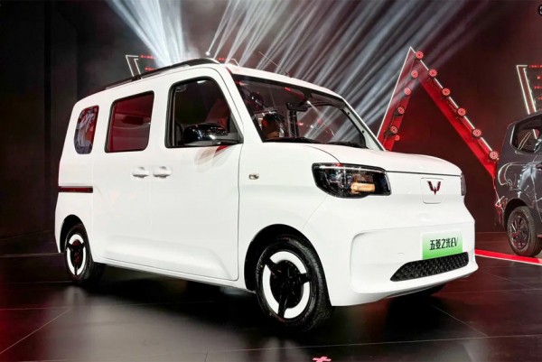 SAIC представил маленький и дешевый электровэн Wuling SAIC представил маленький и дешевый электровэн Wuling