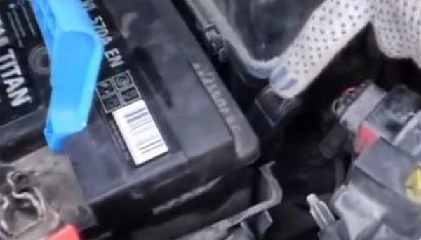 Как правильно снять аккумулятор с автомобиля: пошаговая инструкция