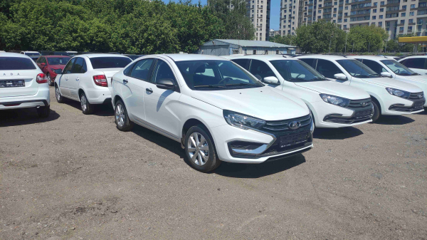 «Ситуация неприемлема». АвтоВАЗ признал завышение дилерами цен на Vesta
«Ситуация неприемлема». АвтоВАЗ признал завышение дилерами цен на Vesta